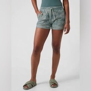 Athleta Farallon Shorts Women's Medium Gray Camo Cotton Drawstring Waist Pockets